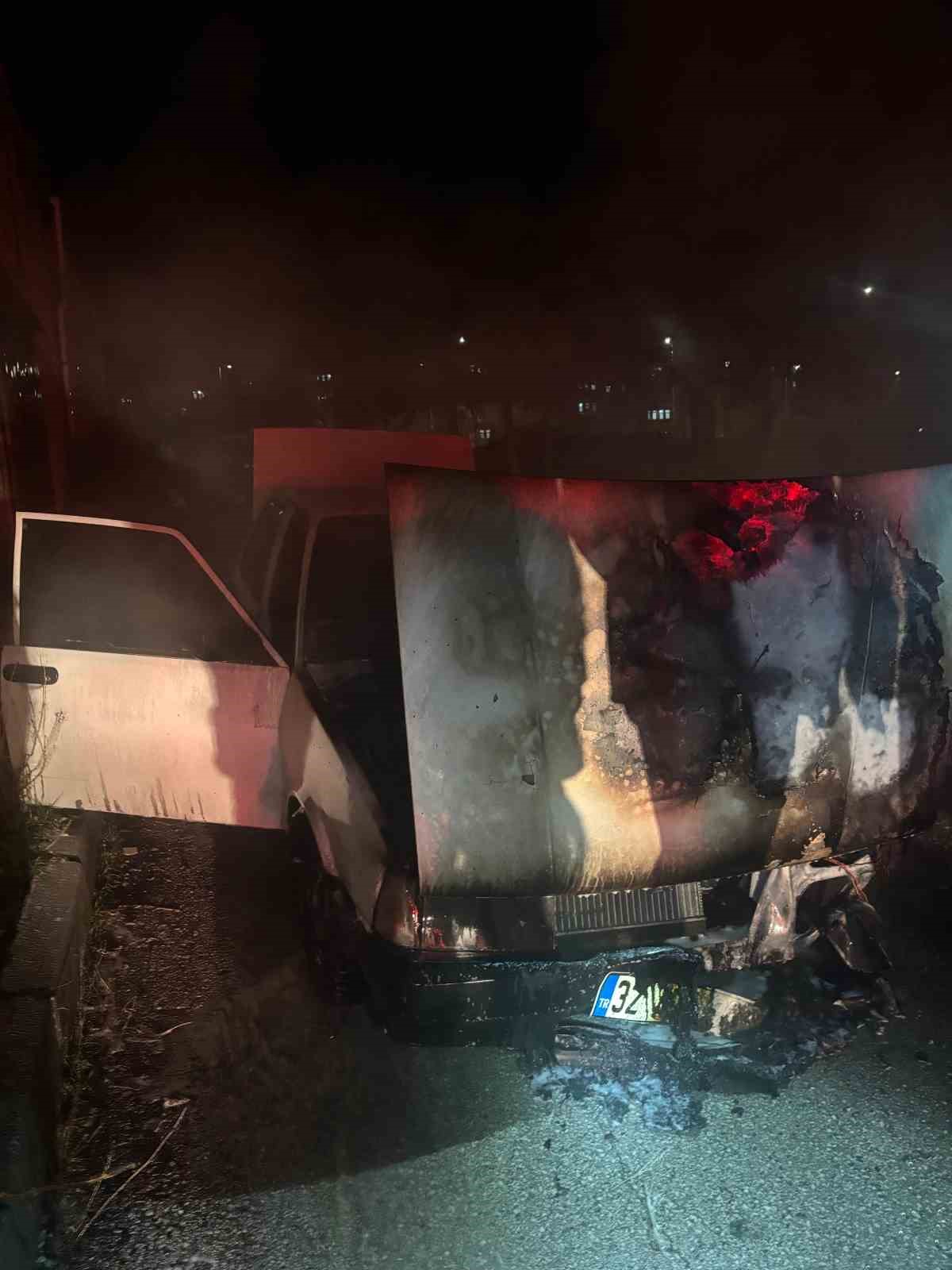 Isparta’da seyir halindeki Fiat Tofaş otomobil alev aldı
