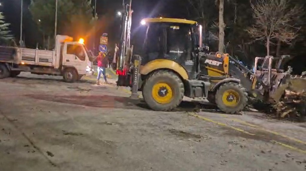 Isparta’da şiddetli fırtına cami külahını yerinden söktü
