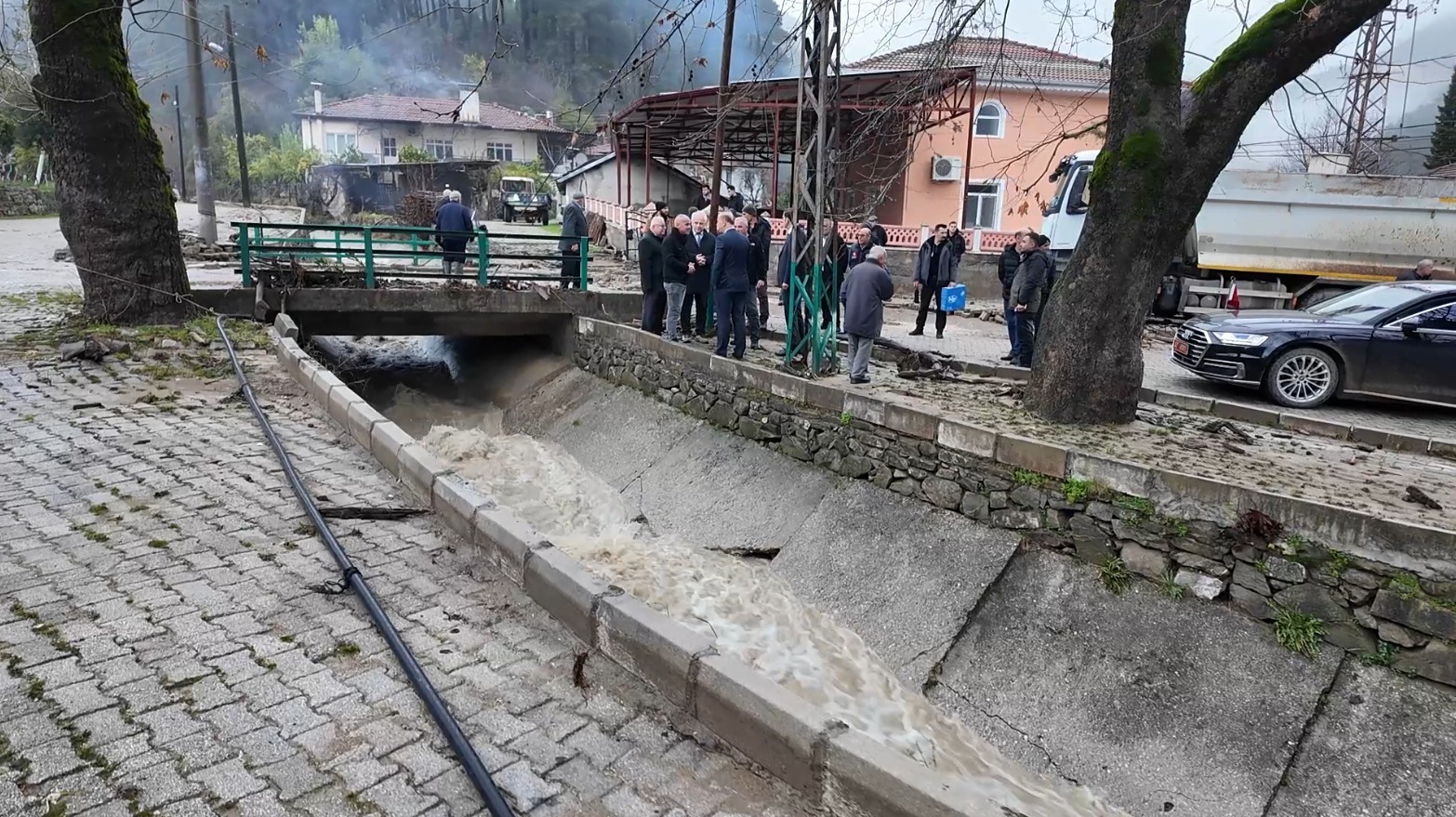Isparta’da su baskını meydana gelen köyde hasar tespit çalışmaları başladı
