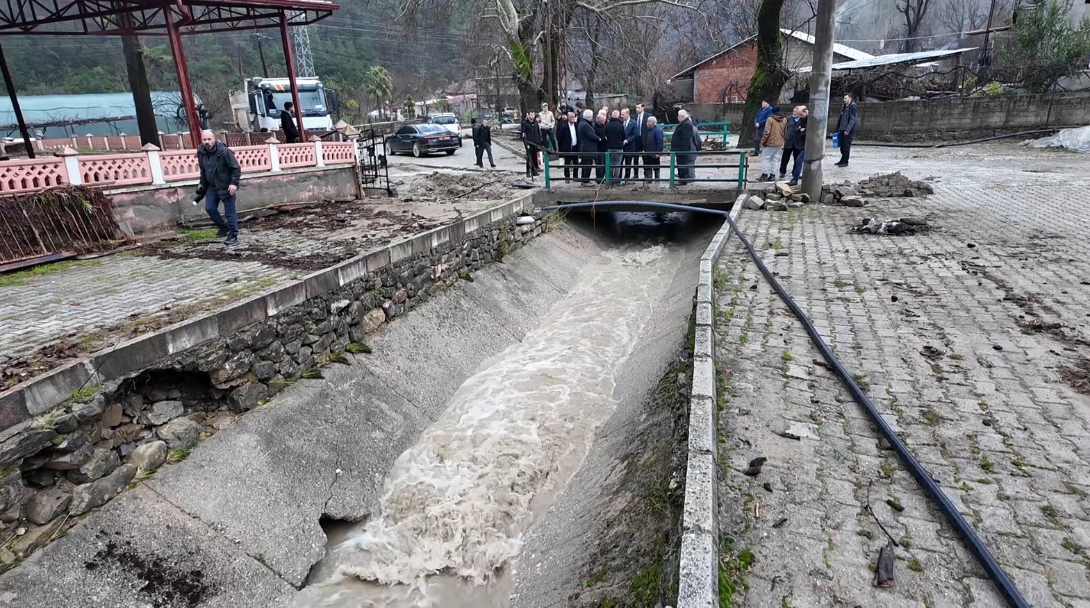 Isparta’da su baskını meydana gelen köyde hasar tespit çalışmaları başladı
