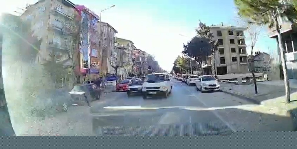 Isparta’da tehlikeli sollama kamerada: Kazadan kıl payı kurtuldu
