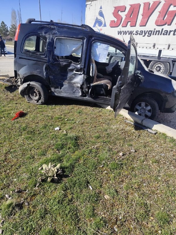 Isparta’da tır ile otomobil çarpıştı: 2 yaralı
