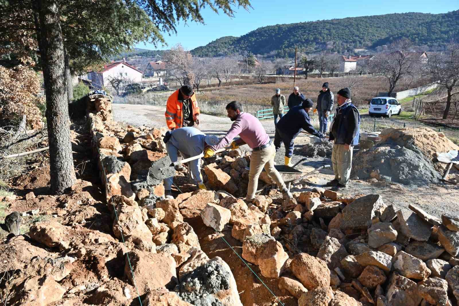Isparta’da yıkılan mezarlık duvarı yeniden yapıldı
