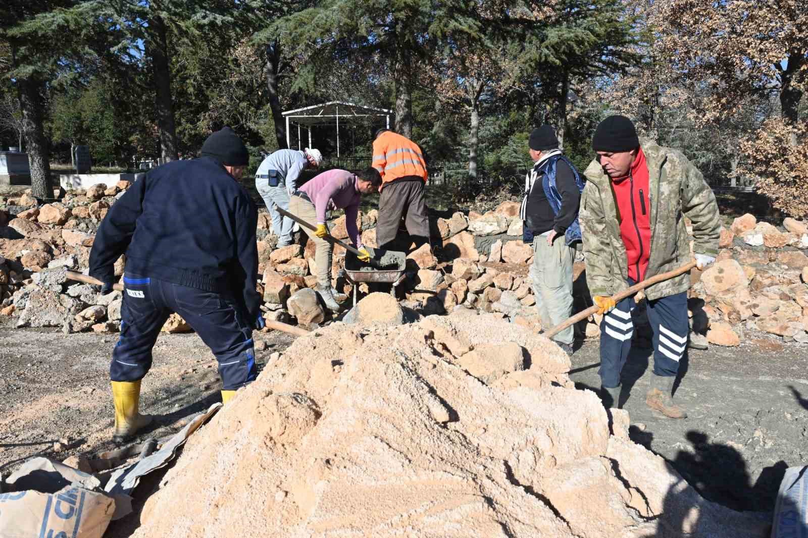 Isparta’da yıkılan mezarlık duvarı yeniden yapıldı
