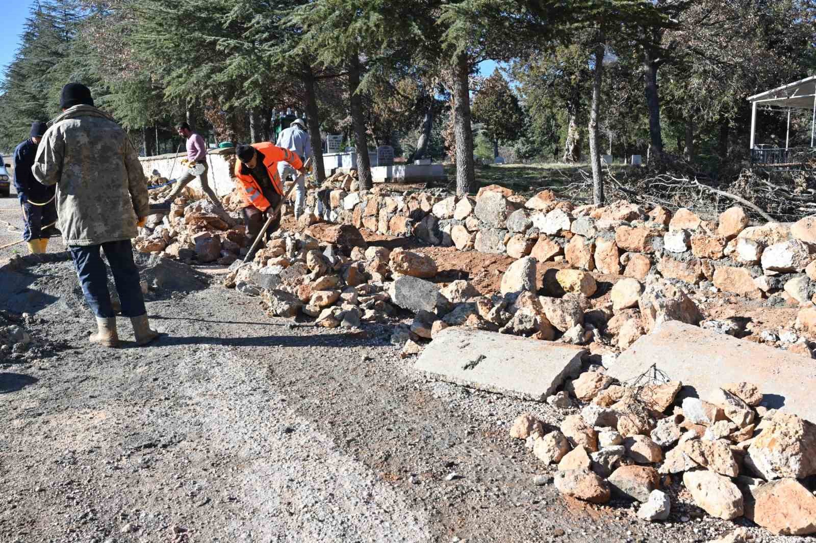 Isparta’da yıkılan mezarlık duvarı yeniden yapıldı
