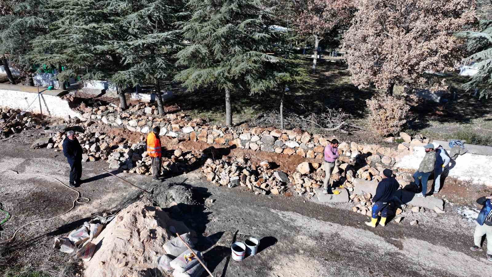 Isparta’da yıkılan mezarlık duvarı yeniden yapıldı
