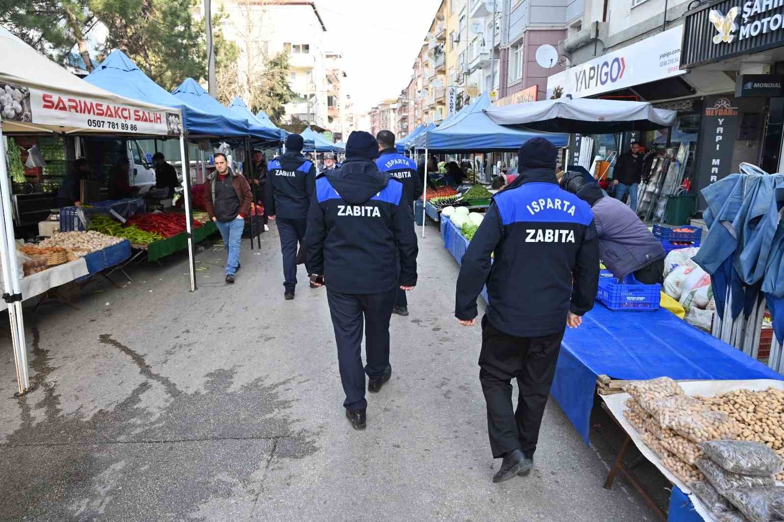 Isparta’da zabıtadan pazarda fiyat etiketi, terazi kontrolü ve pazar düzeni denetimi
