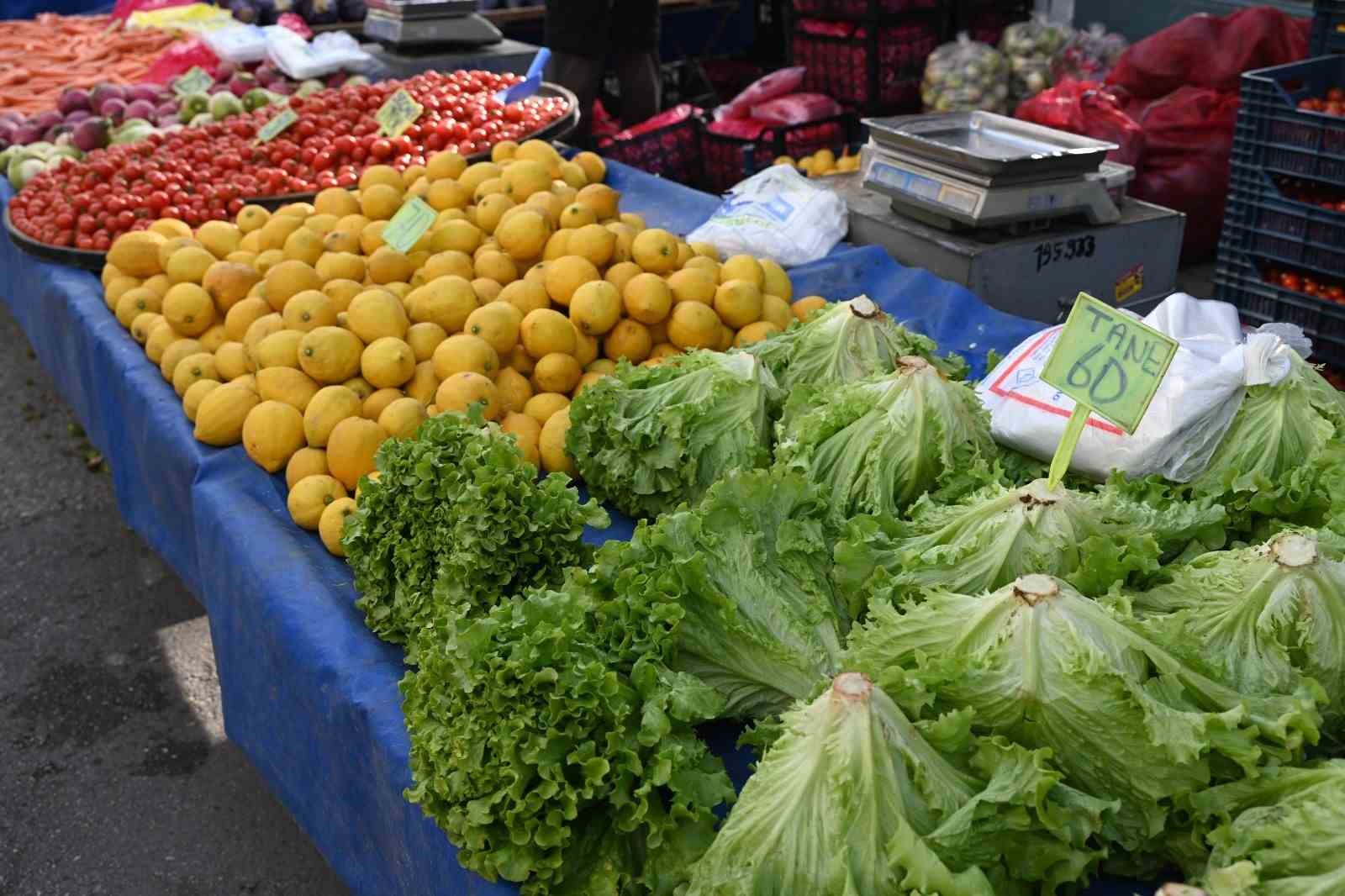 Isparta’da zabıtadan pazarda fiyat etiketi, terazi kontrolü ve pazar düzeni denetimi
