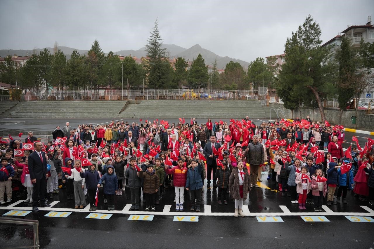 Isparta’daki okullarda ikinci yarıyılın ilk dersi bayrak sevgisi oldu
