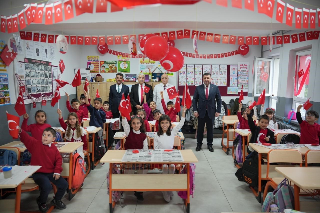 Isparta’daki okullarda ikinci yarıyılın ilk dersi bayrak sevgisi oldu
