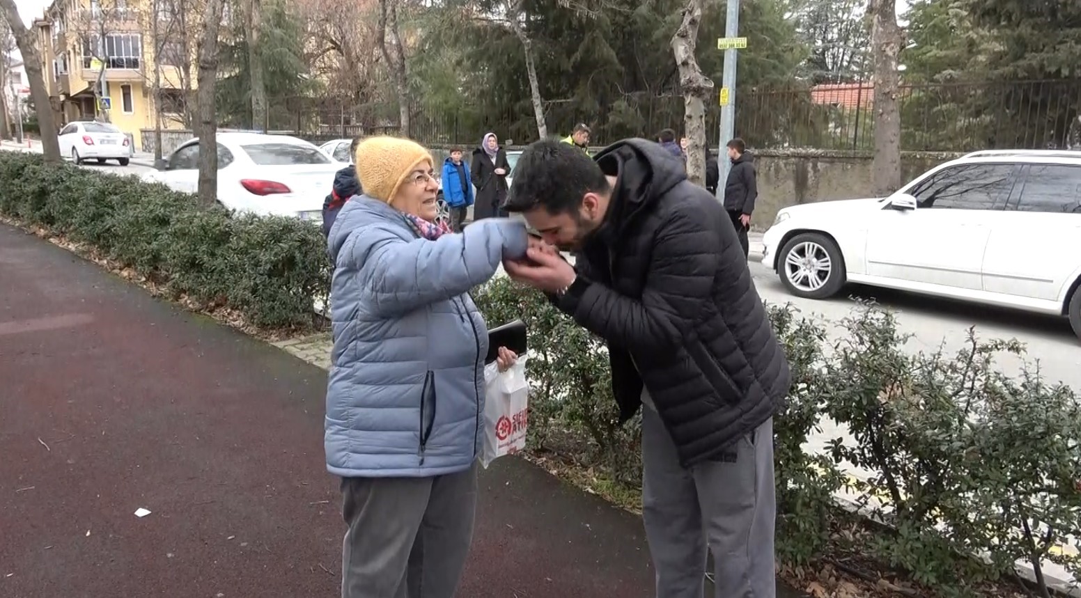 Isparta’ya gezmeye geldi bulduğu cüzdanla insanlık dersi verdi

