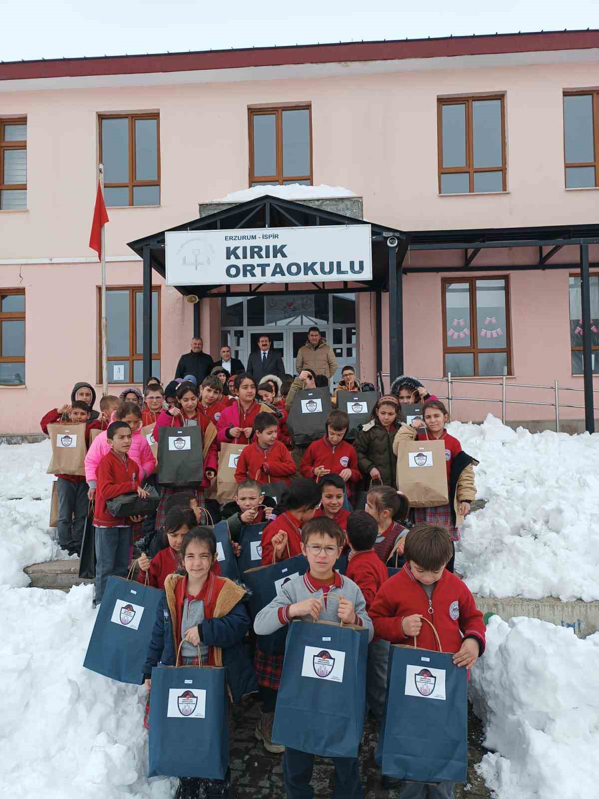 İspir’de öğrencilere Ramazan ayında anlamlı yardım
