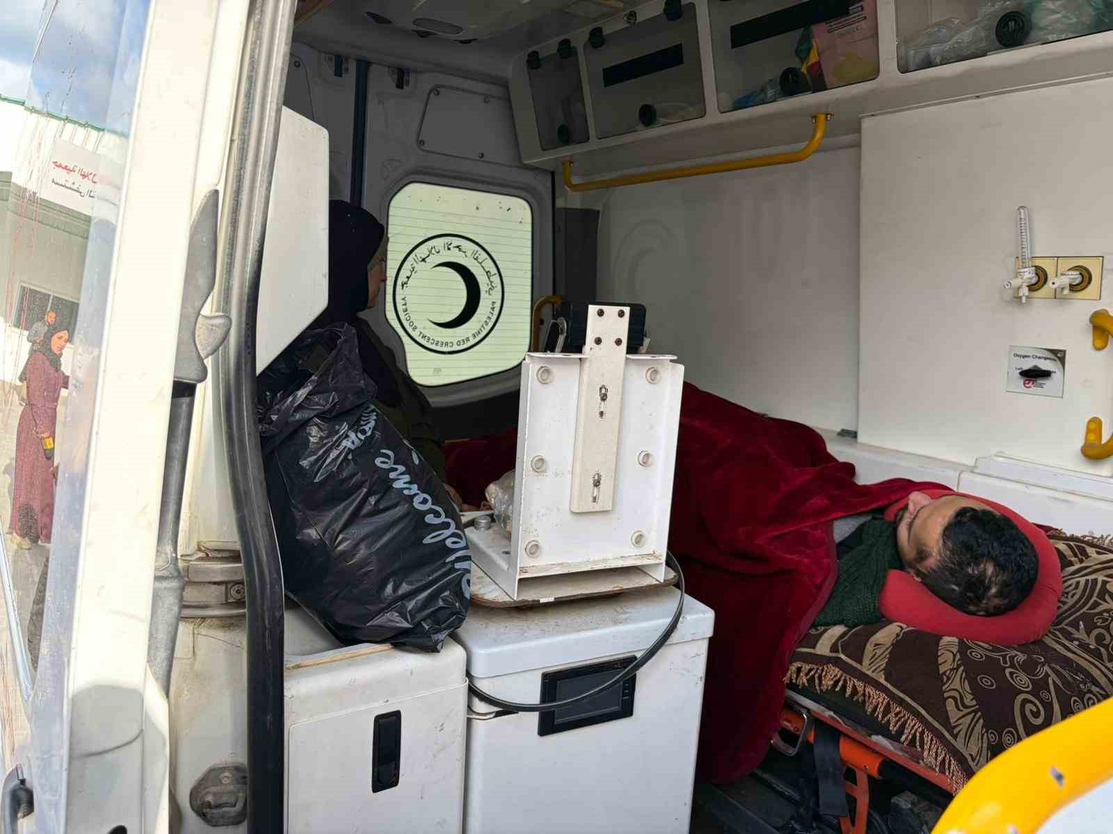 İsrail Refah sınır Kapısı’nda geçişi durdurdu, hastalar ambulanslarda mahsur kaldı
