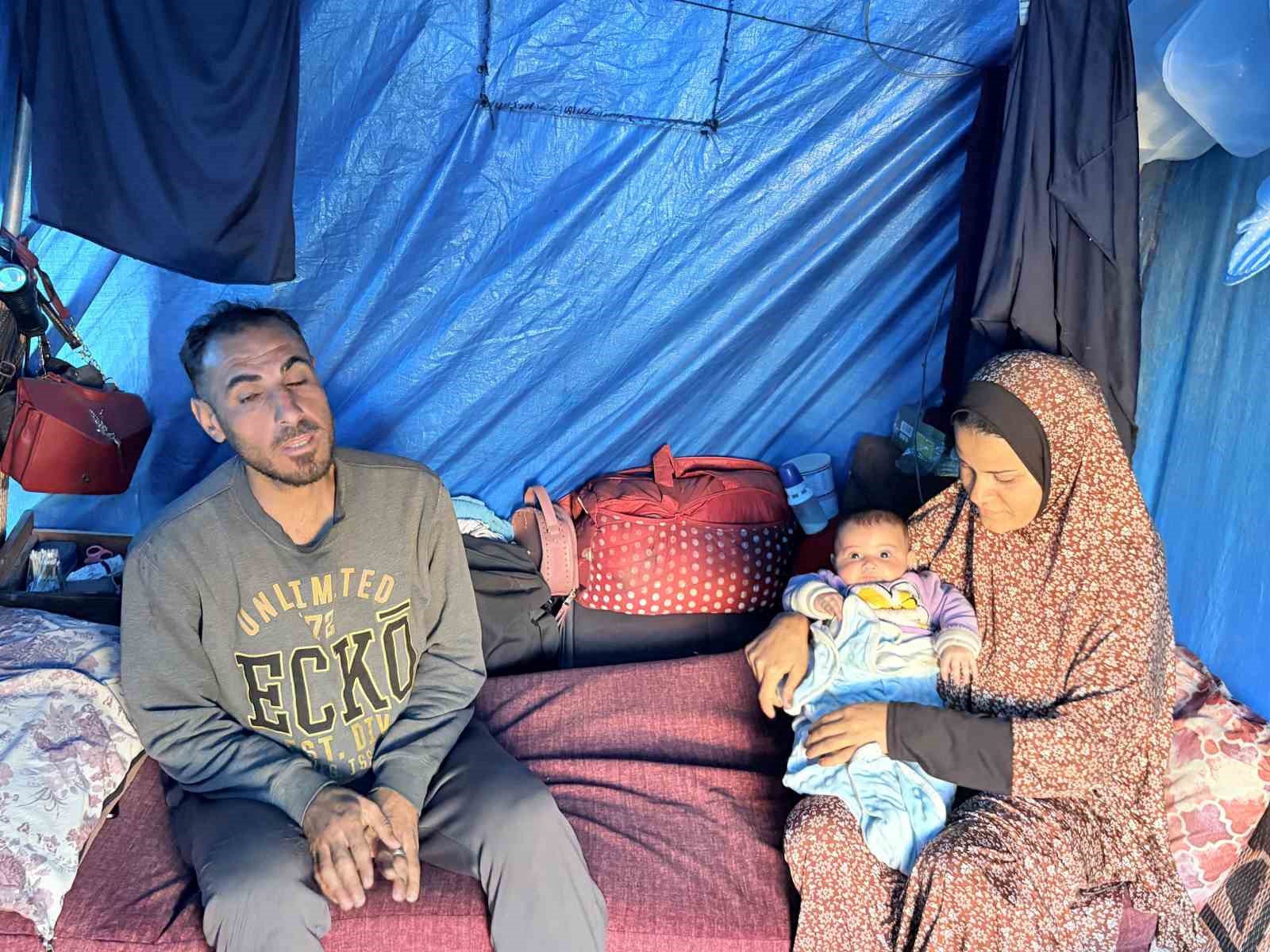 İsrail saldırılarında evini kaybeden Gazzeli Halid ez-Zaanin, ailesiyle mezarlıkta yaşıyor
