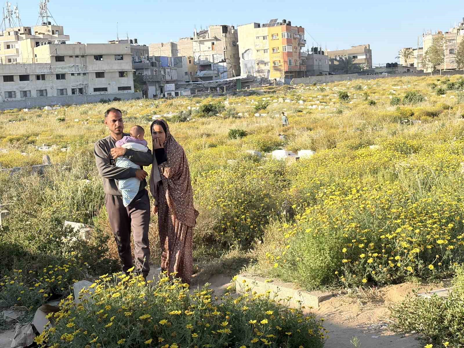 İsrail saldırılarında evini kaybeden Gazzeli Halid ez-Zaanin, ailesiyle mezarlıkta yaşıyor
