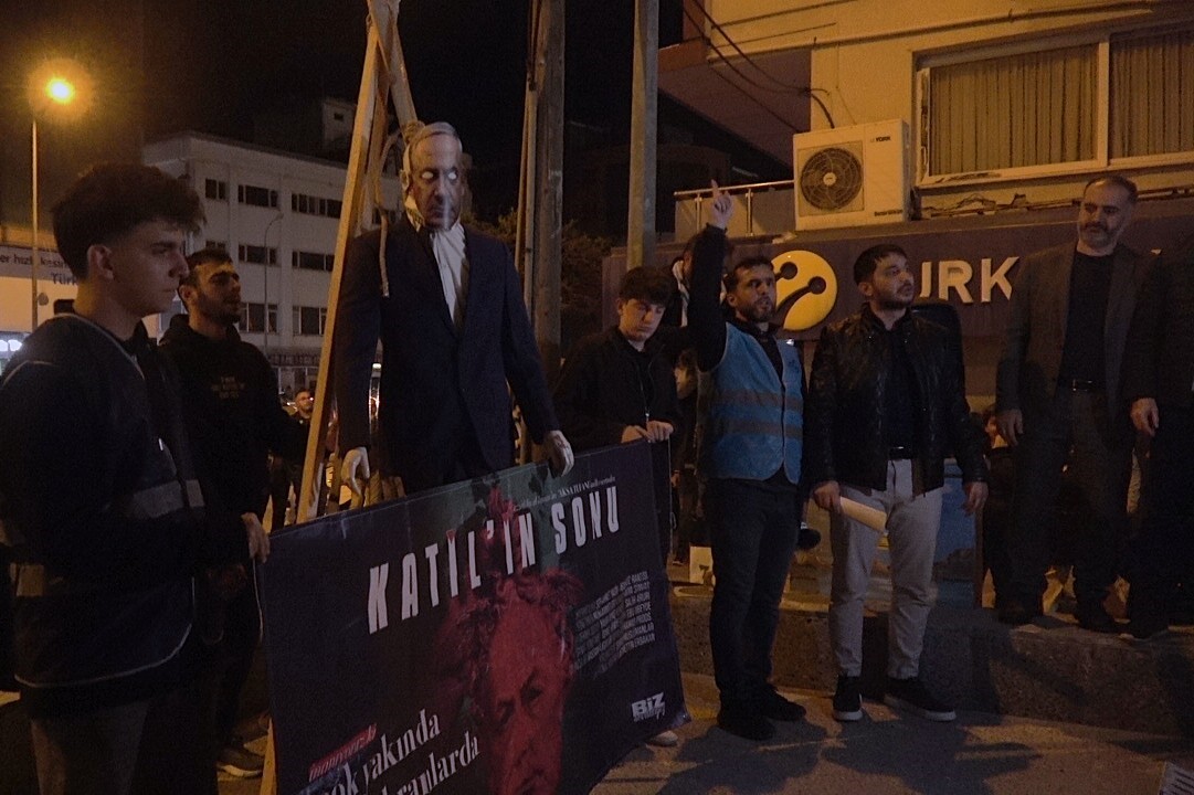 İsrail’in zulmünü protesto etmek için Netanyahu’yu "idam" ettiler
İsrail’in zulmünü protesto etmek için Netanyahu’yu "idam" ettiler