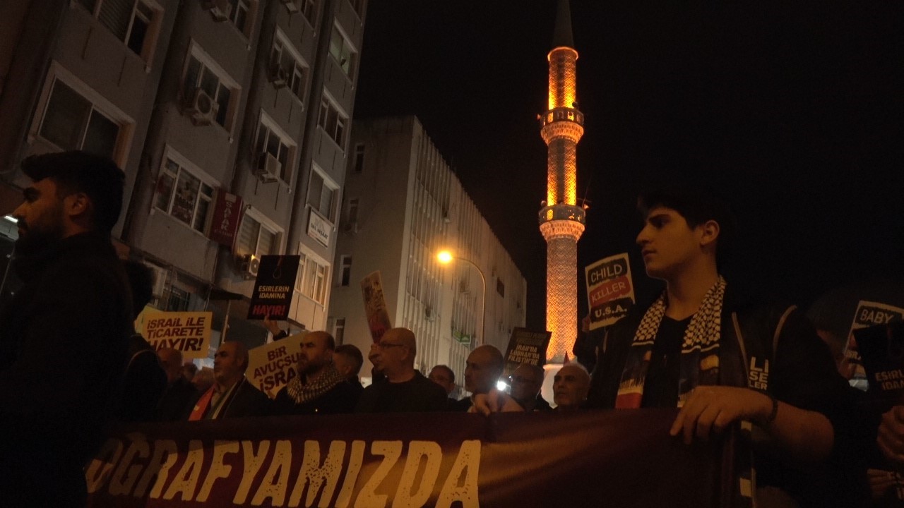 İsrail’in zulmünü protesto etmek için Netanyahu’yu "idam" ettiler
İsrail’in zulmünü protesto etmek için Netanyahu’yu "idam" ettiler