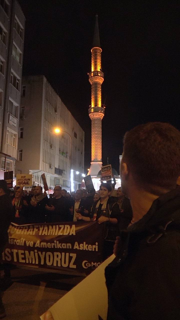 İsrail’in zulmünü protesto etmek için Netanyahu’yu "idam" ettiler
İsrail’in zulmünü protesto etmek için Netanyahu’yu "idam" ettiler