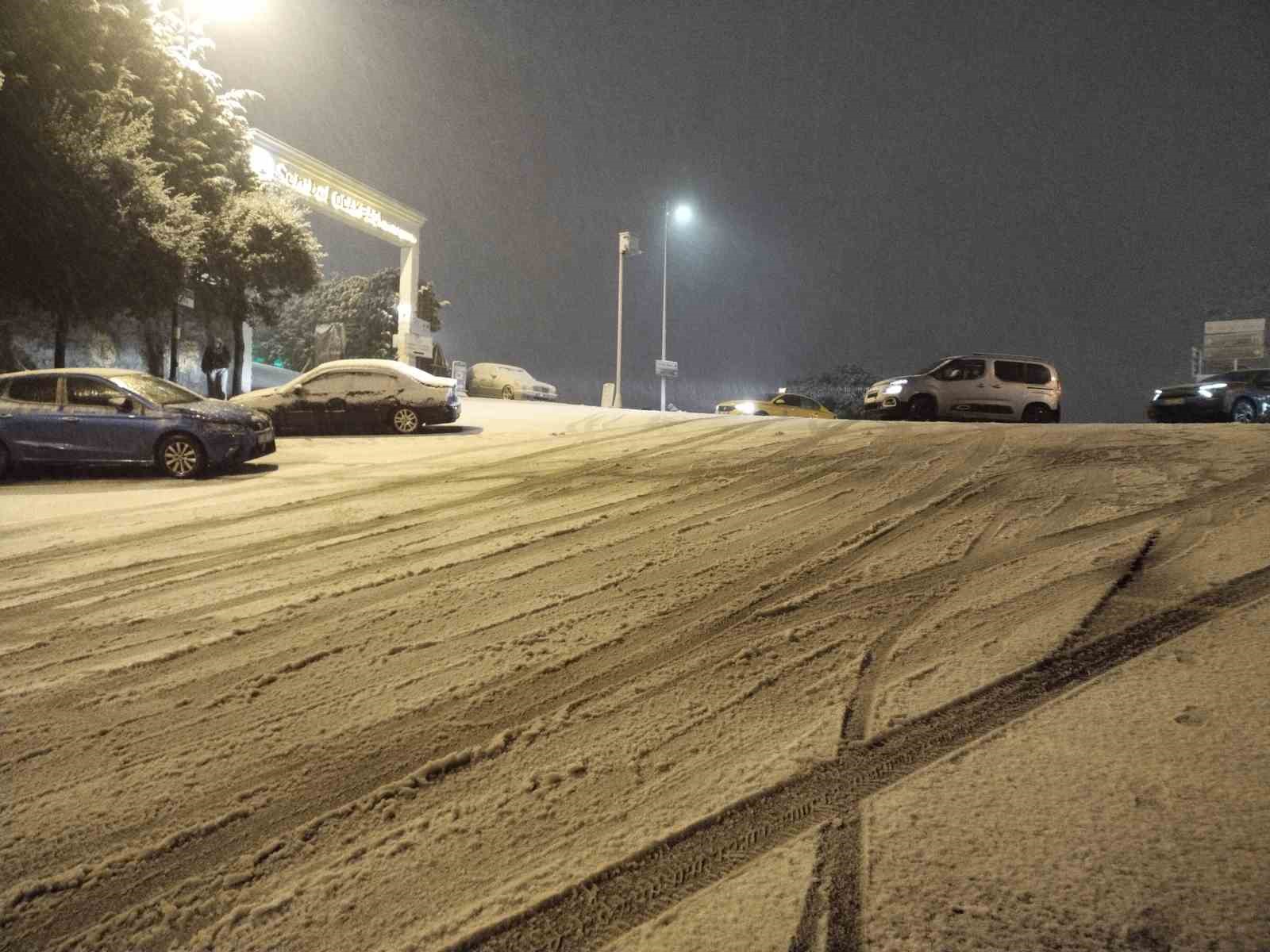 İstanbul Anadolu Yakası’nda kar yağışı etkili oluyor
