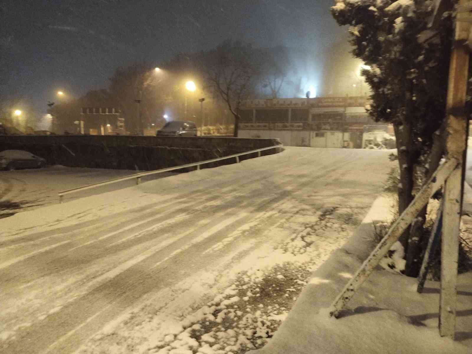 İstanbul Anadolu Yakası’nda kar yağışı etkisini arttırdı
