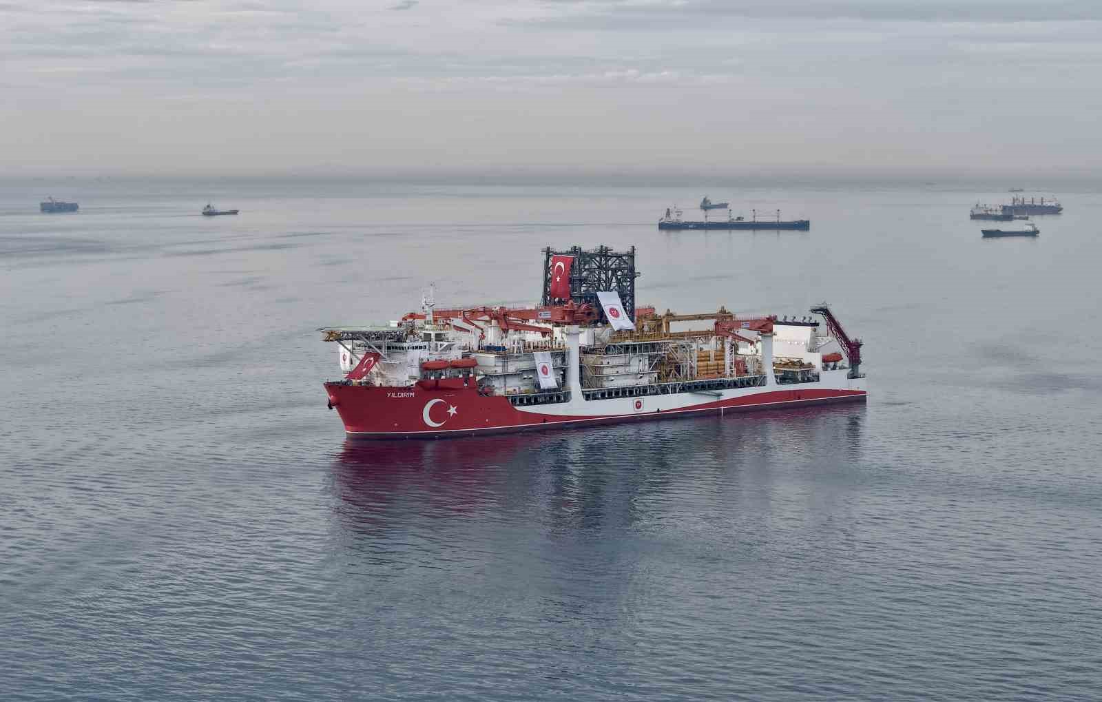 İstanbul Boğazı’na yaklaşan Türk sondaj gemisi havadan görüntülendi
