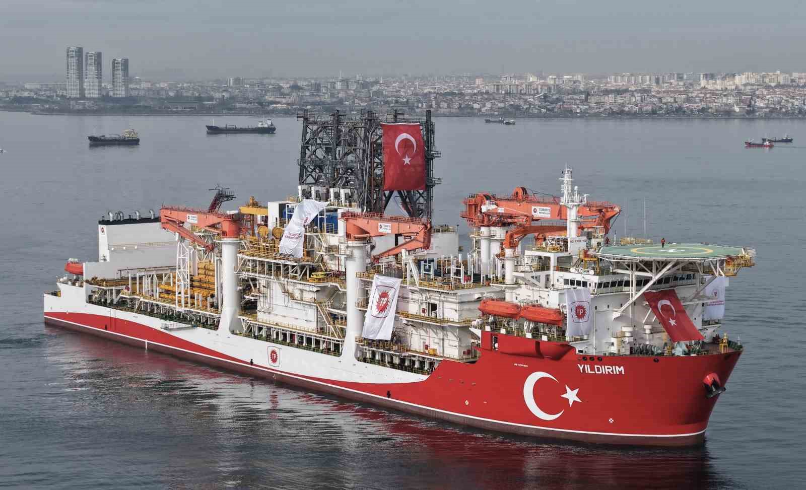 İstanbul Boğazı’na yaklaşan Türk sondaj gemisi havadan görüntülendi
