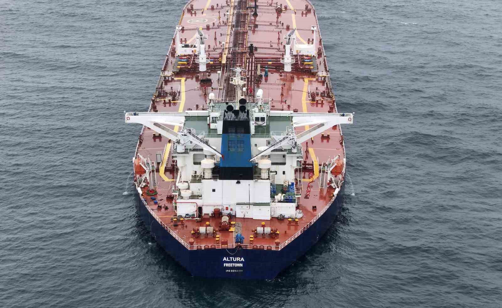 İstanbul Boğazı’na yaklaşırken vurulan tanker havadan görüntülendi
