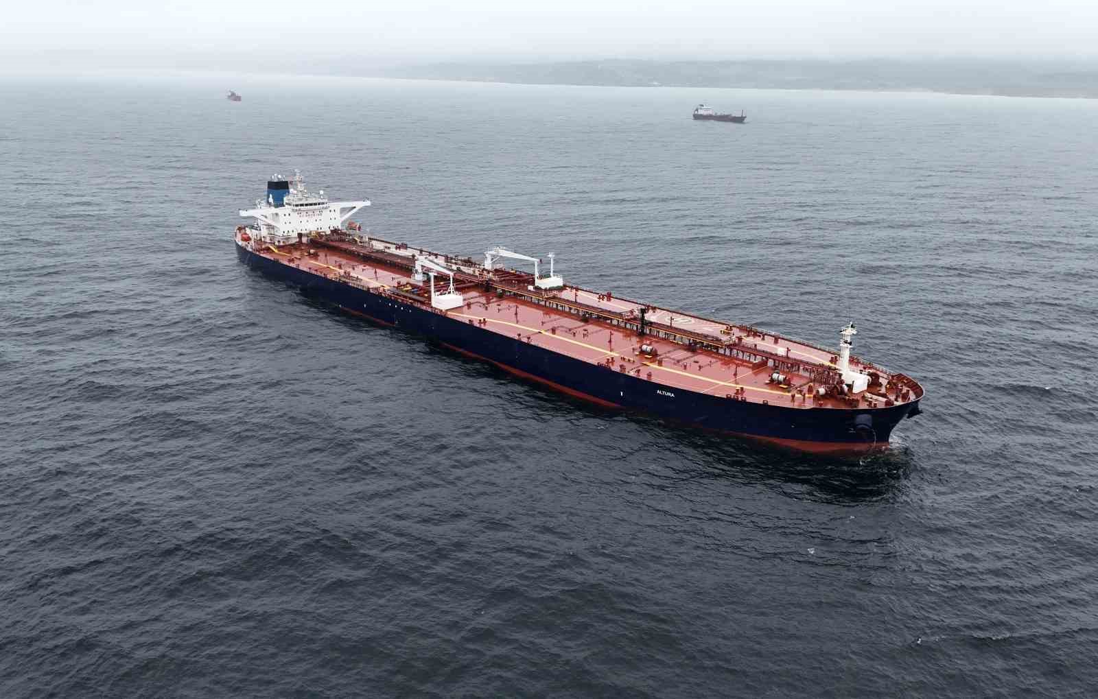 İstanbul Boğazı’na yaklaşırken vurulan tanker havadan görüntülendi
