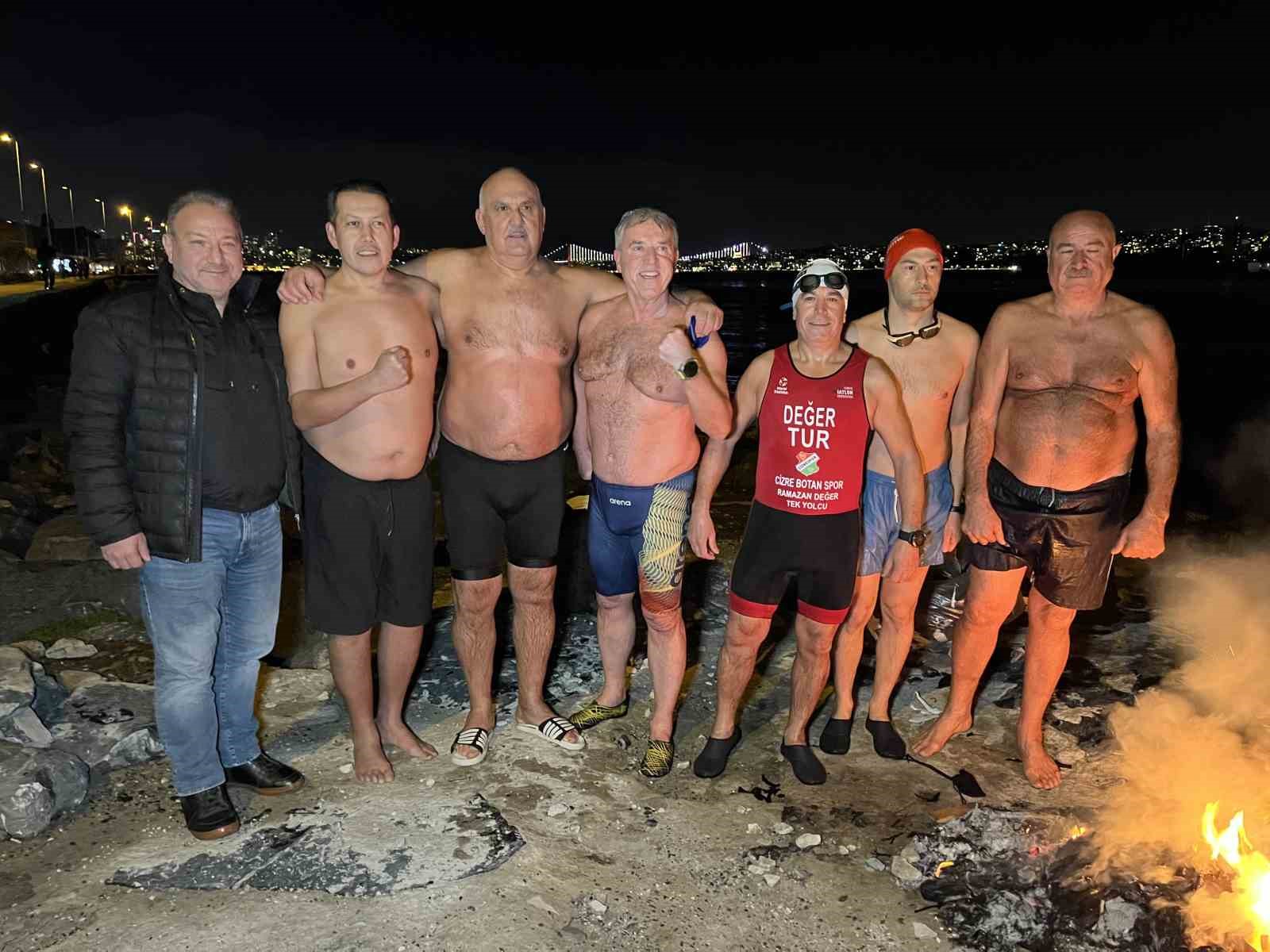 İstanbul Boğazı’nda buz gibi suda yüzerek 2026’yı karşıladılar
