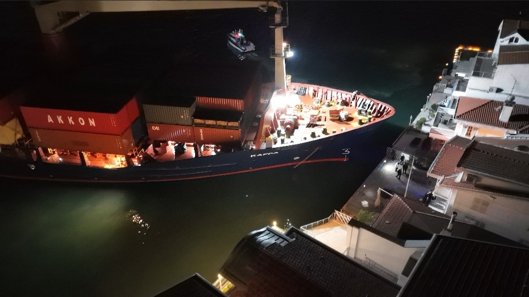 İstanbul Boğazı’nda gemi yalıya metreler kala karaya oturdu, geçişler geçici olarak durduruldu

