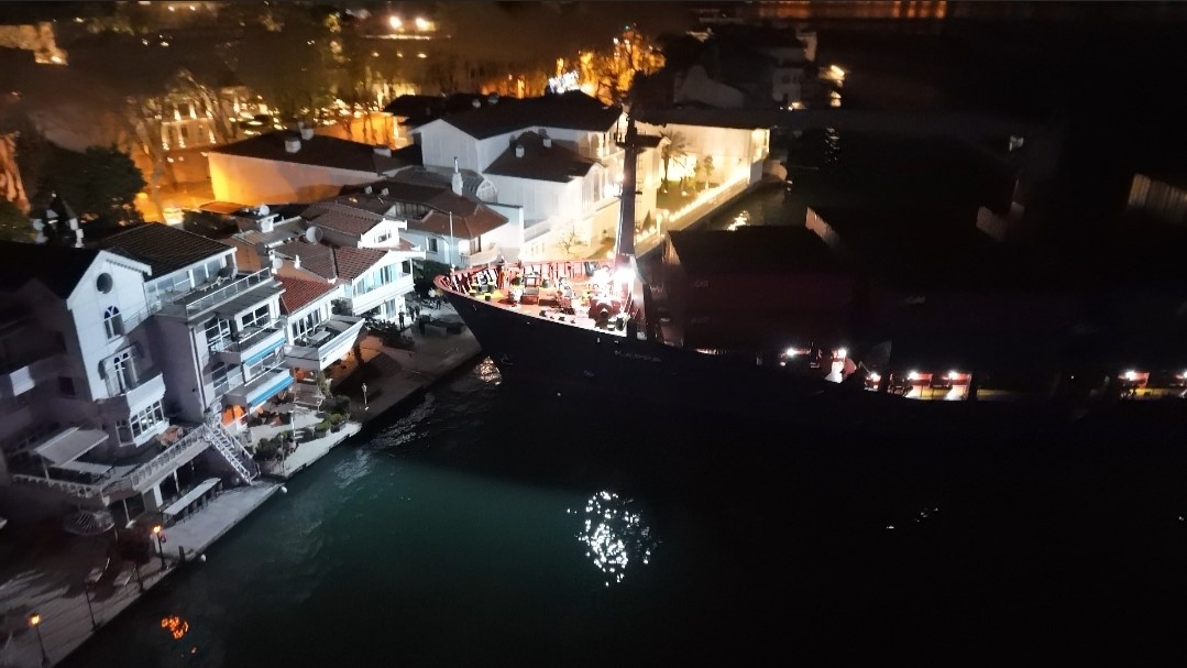 İstanbul Boğazı’nda gemi yalıya metreler kala karaya oturdu, geçişler geçici olarak durduruldu
