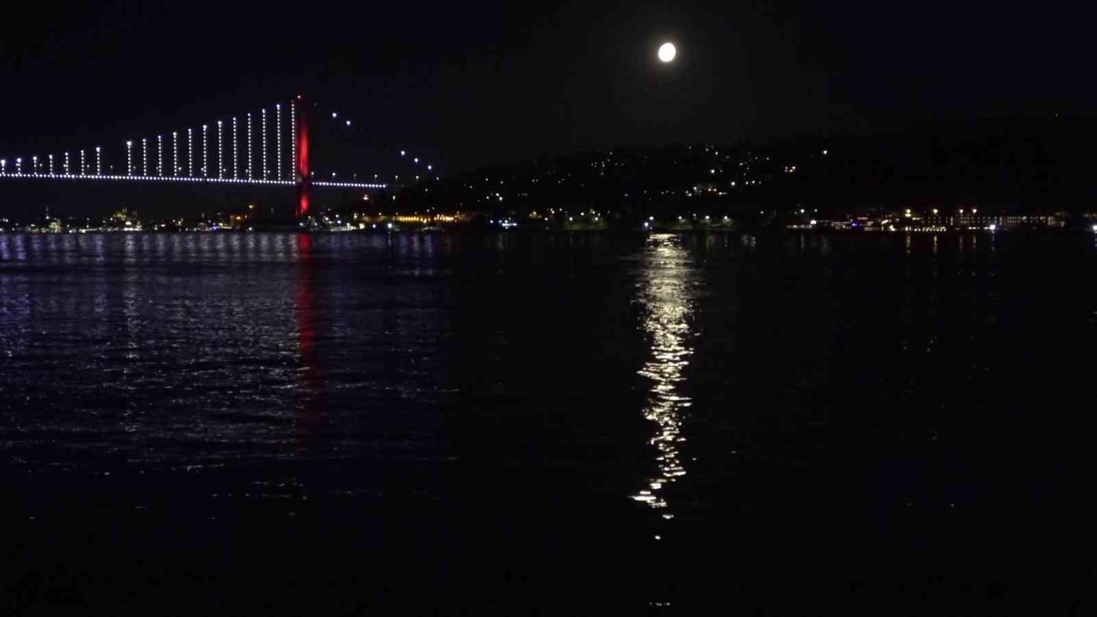 İstanbul Boğazı’nda yakamoz manzarası
