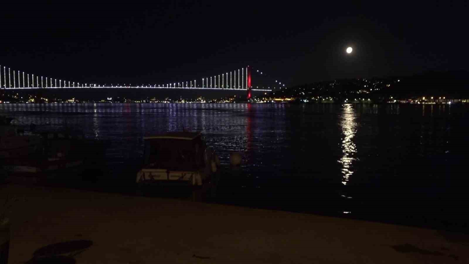 İstanbul Boğazı’nda yakamoz manzarası
