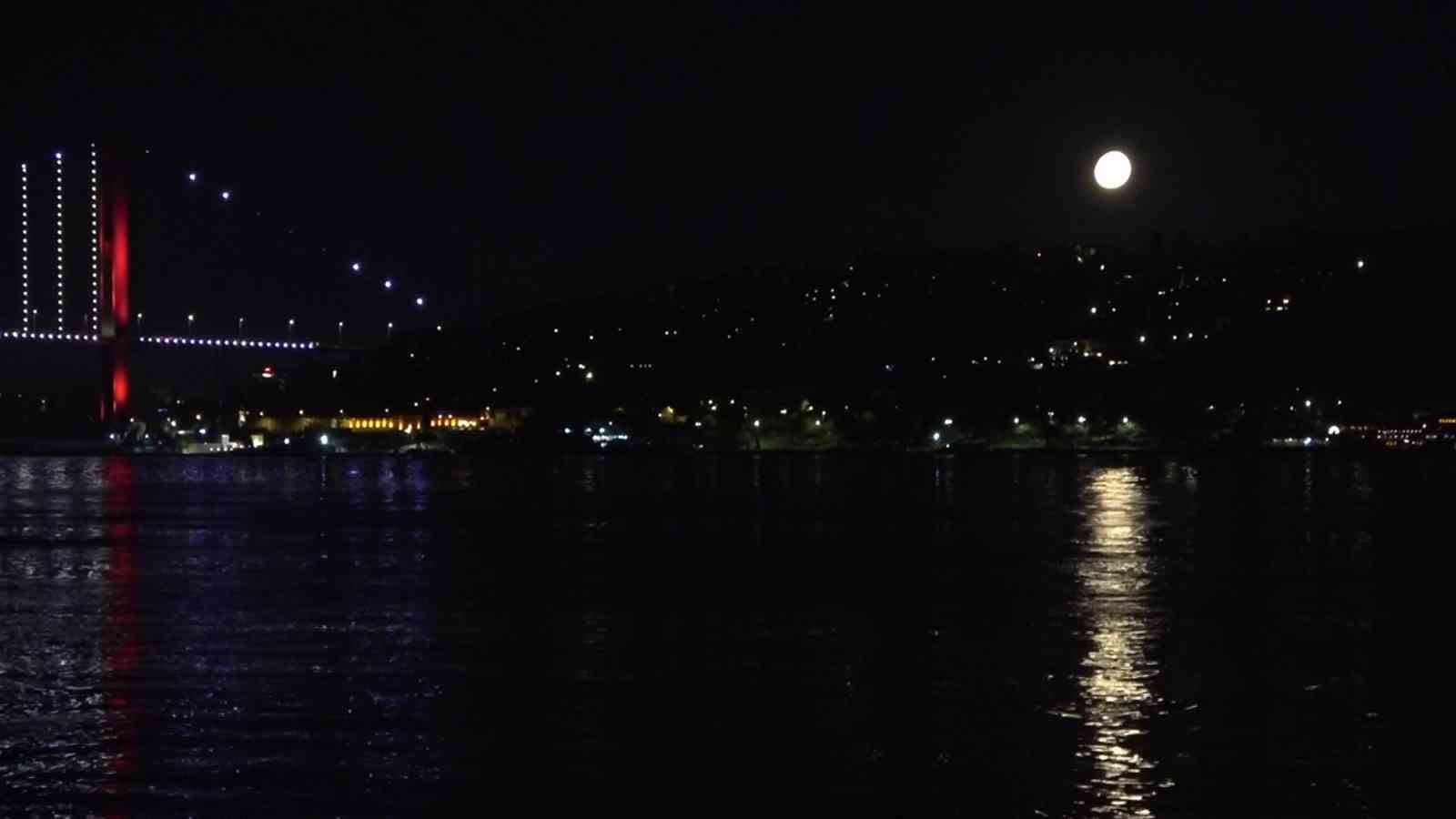 İstanbul Boğazı’nda yakamoz manzarası
