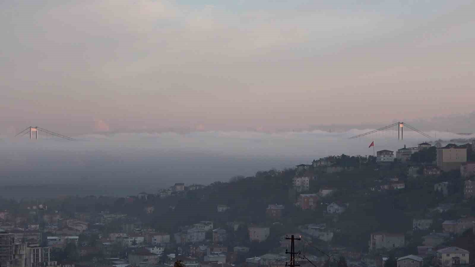 İstanbul Boğazı’nda yoğun sis: Fatih Sultan Mehmet Köprüsü gözden kayboldu
