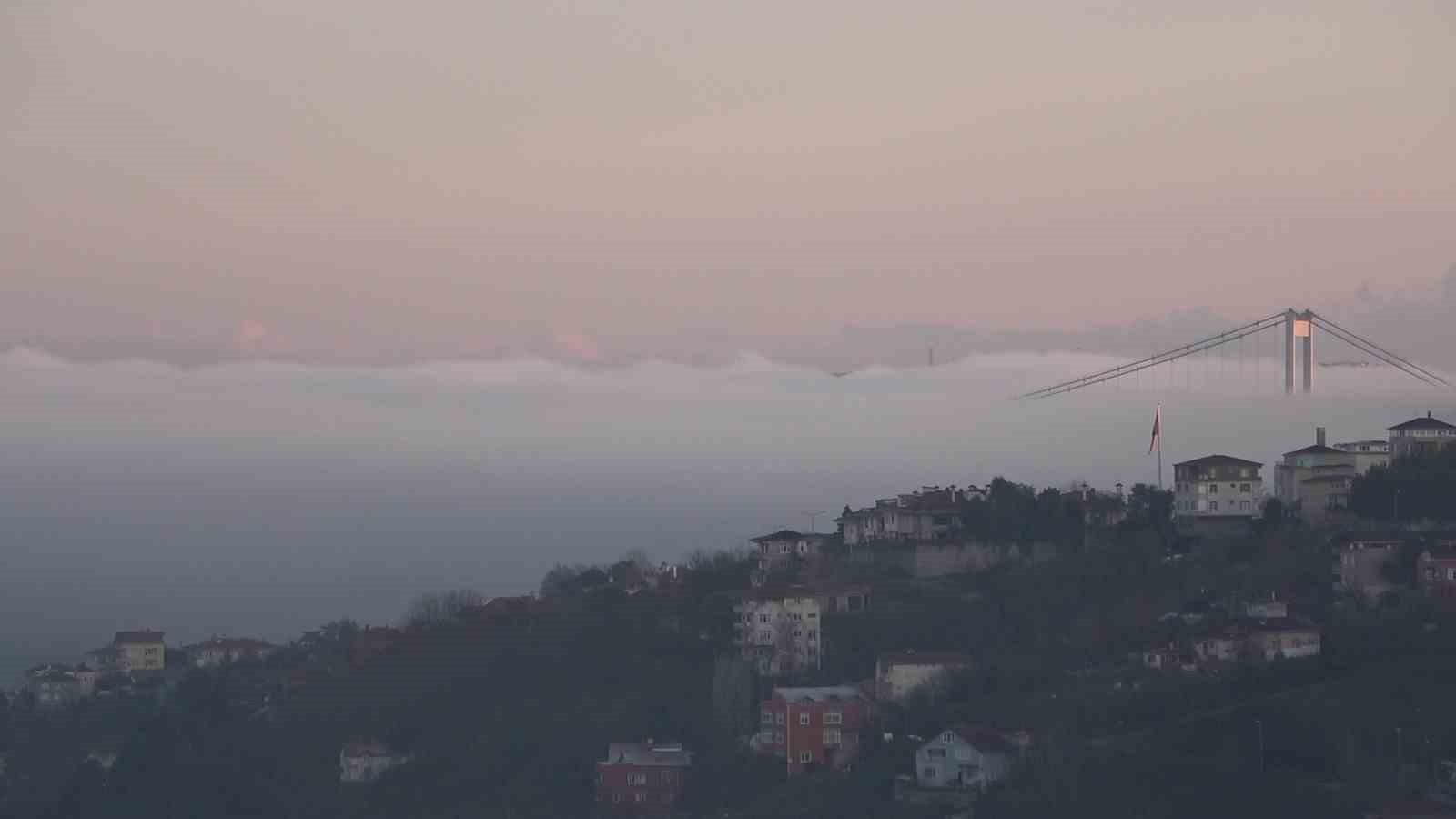 İstanbul Boğazı’nda yoğun sis: Fatih Sultan Mehmet Köprüsü gözden kayboldu
