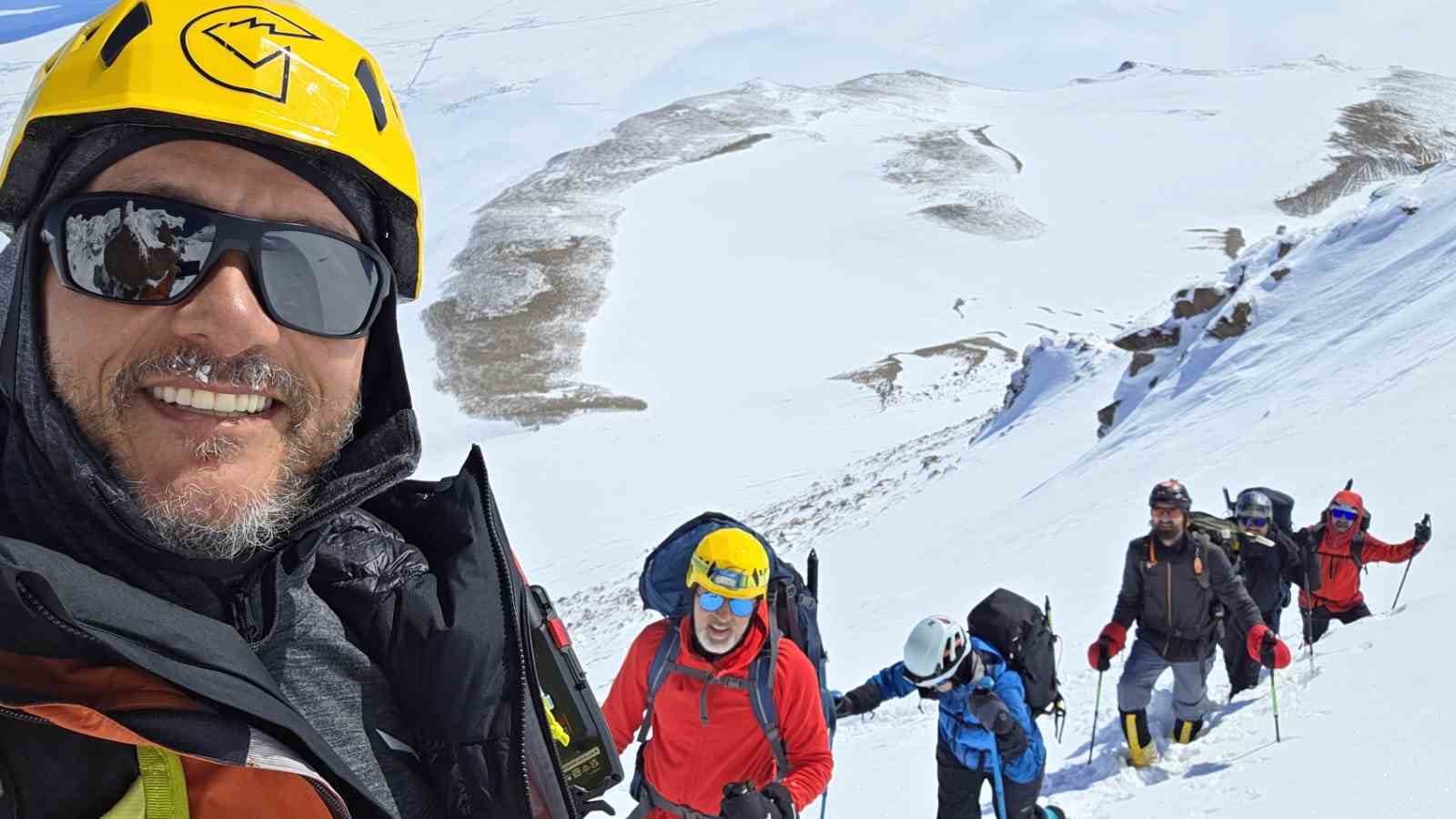 İstanbul Doğa Sporları Kulübü’nden Süphan Dağı’na kış tırmanışı
