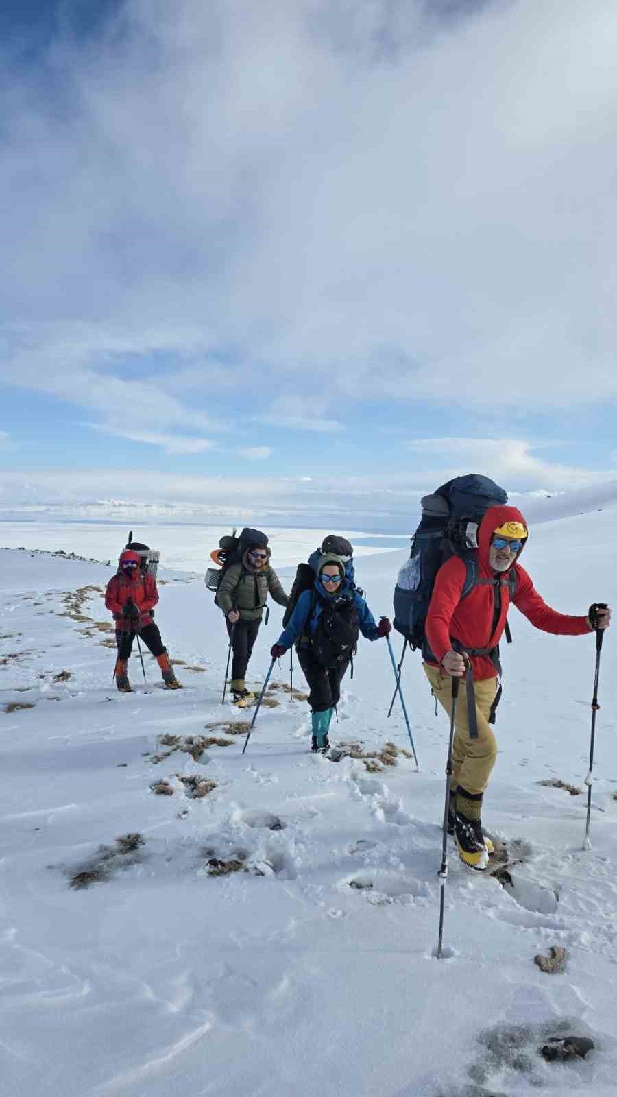 İstanbul Doğa Sporları Kulübü’nden Süphan Dağı’na kış tırmanışı
