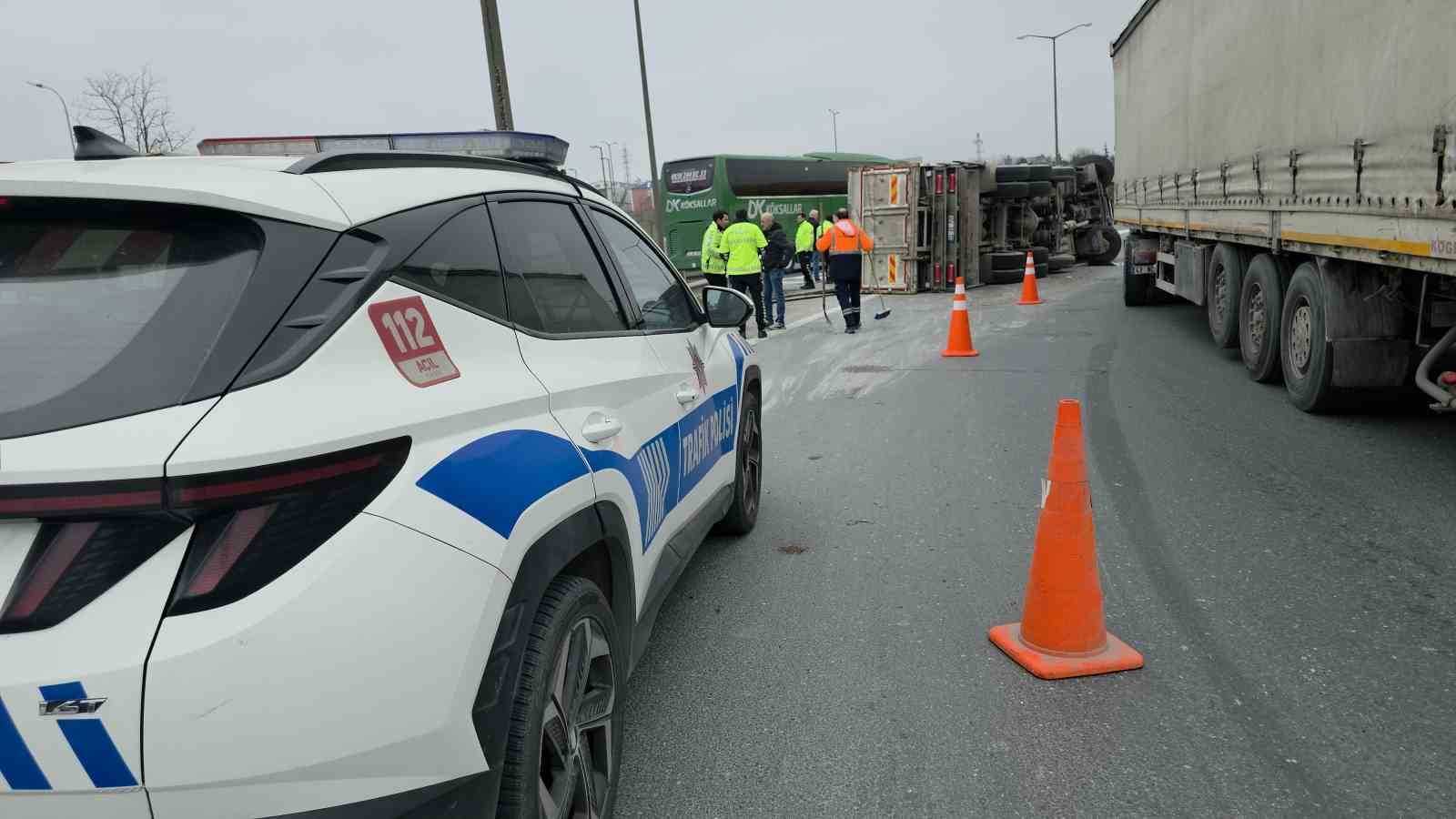 İstanbul-Edirne otoyolu’nda kaza: Rulo saclar yola savruldu
