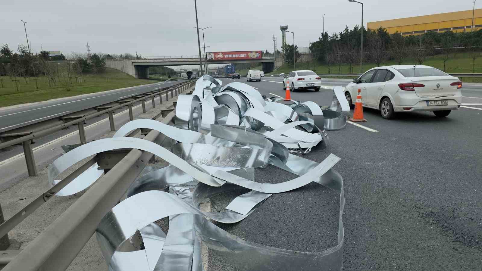 İstanbul-Edirne otoyolu’nda kaza: Rulo saclar yola savruldu
