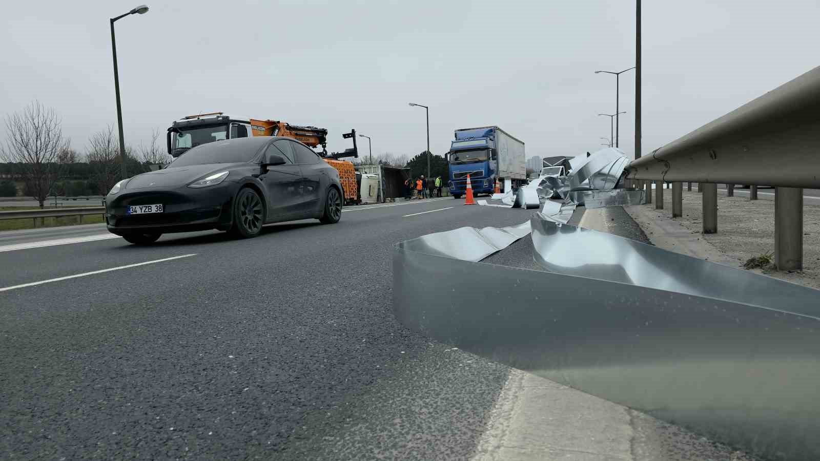 İstanbul-Edirne otoyolu’nda kaza: Rulo saclar yola savruldu
