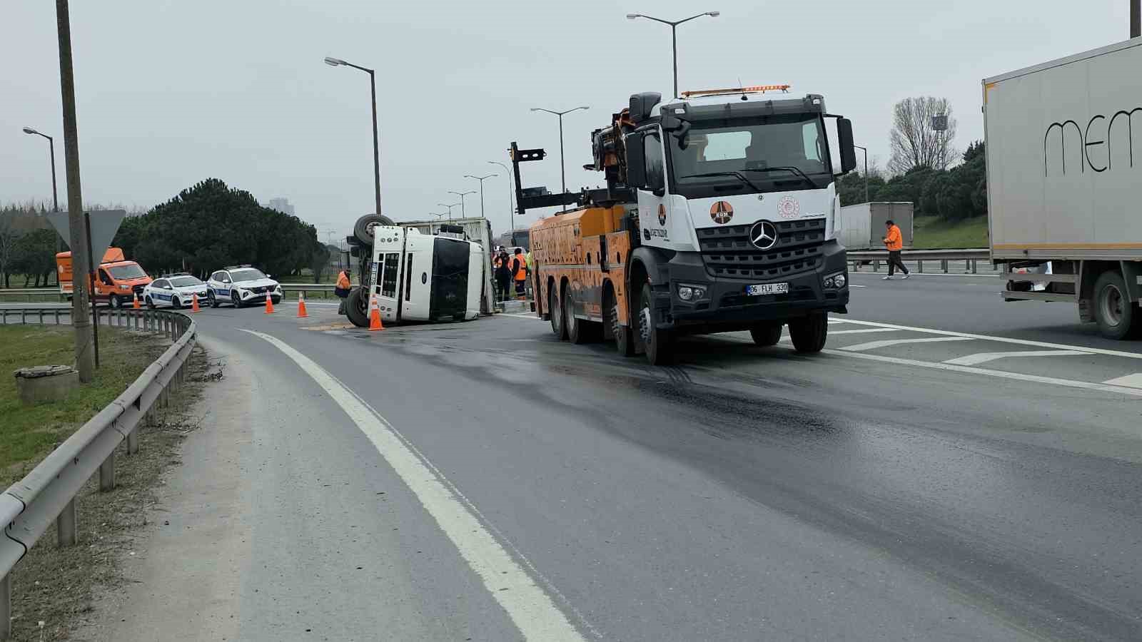 İstanbul-Edirne otoyolu’nda kaza: Rulo saclar yola savruldu
