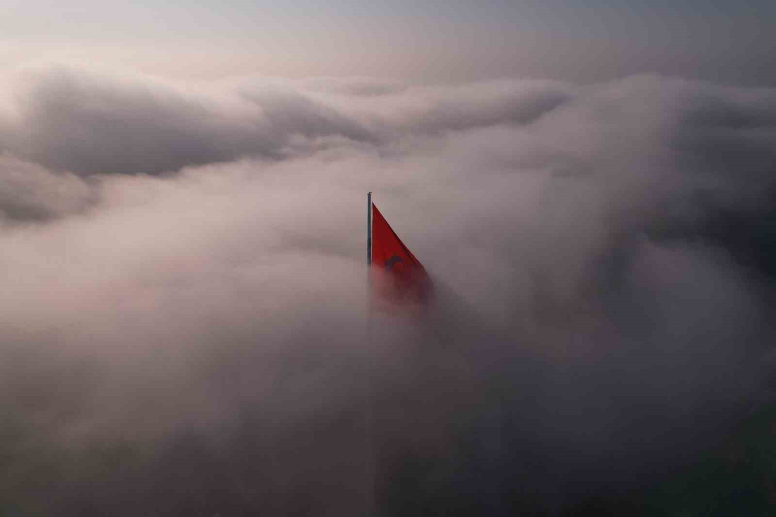 İstanbul güne sisle uyandı: Edirnekapı’da sis bulutları arasında dalgalanan Türk Bayrağı görsel şölen sundu
