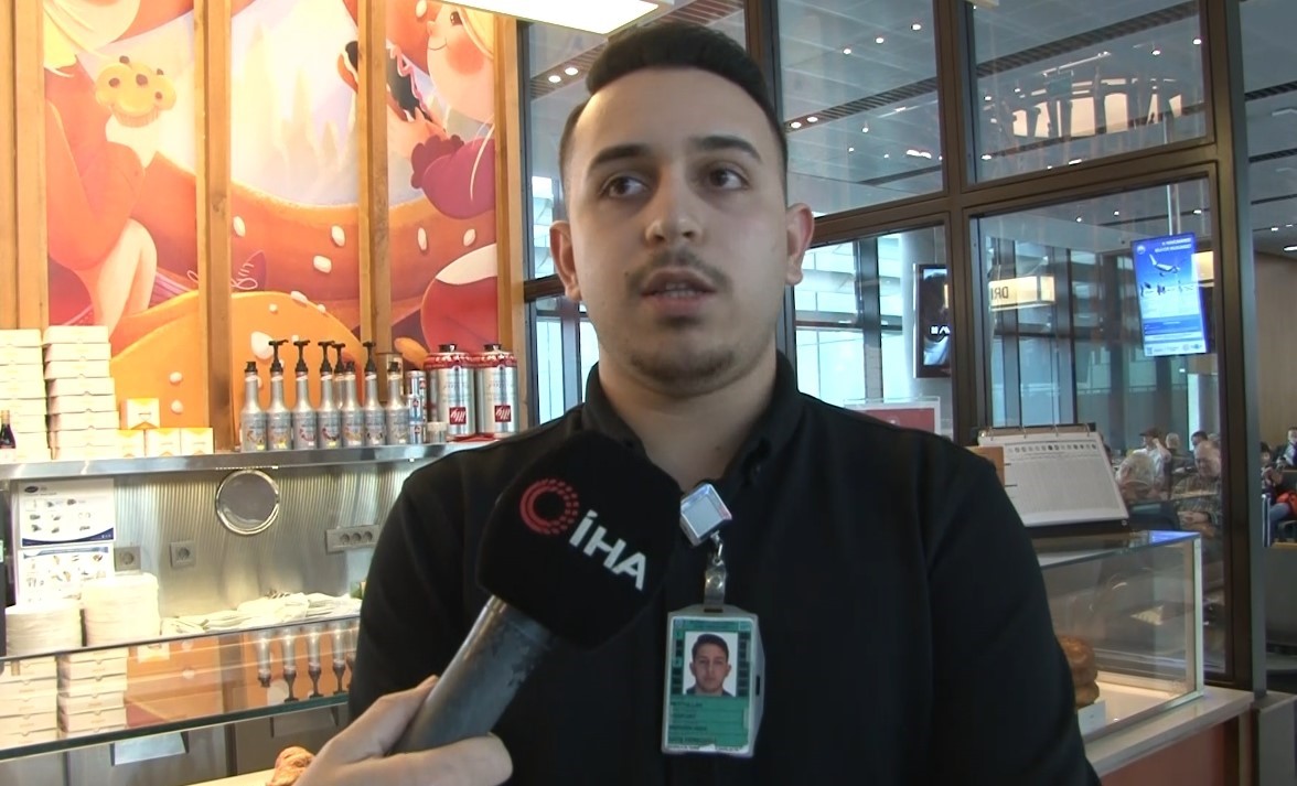 İstanbul Havalimanı’nda Heimlich müdahalesiyle hayat kurtaran restoran şefi konuştu
İstanbul Havalimanı’nda Heimlich müdahalesiyle hayat kurtaran restoran şefi konuştu