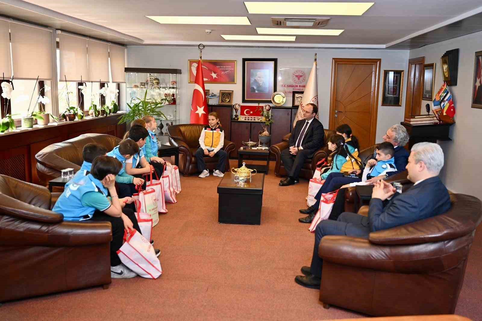 İstanbul İl Sağlık Müdürü Doç. Dr. Abdullah Emre Güner çocukları makamında ağırladı

