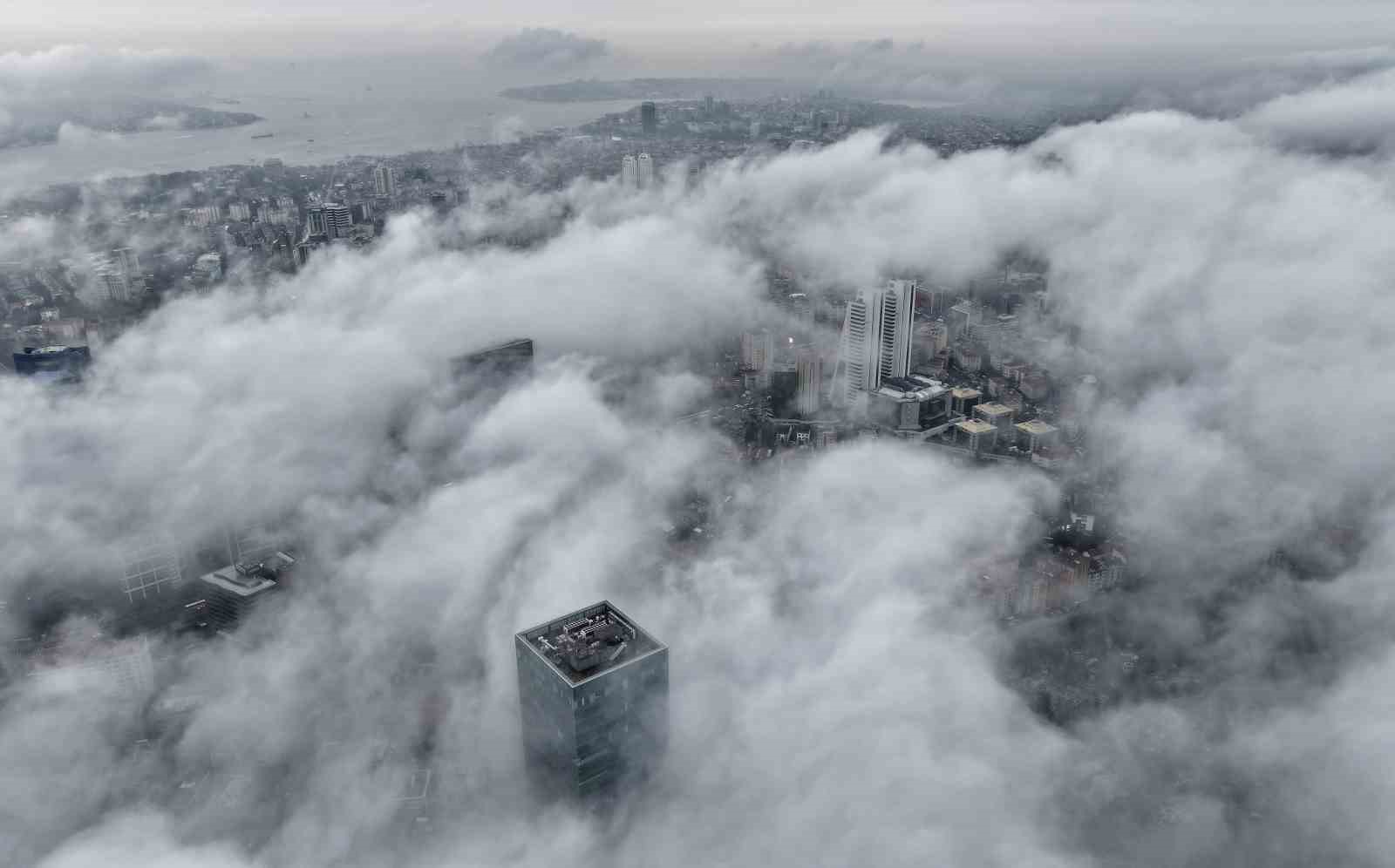 İstanbul sisle uyandı, mest eden görüntü havadan görüntülendi
