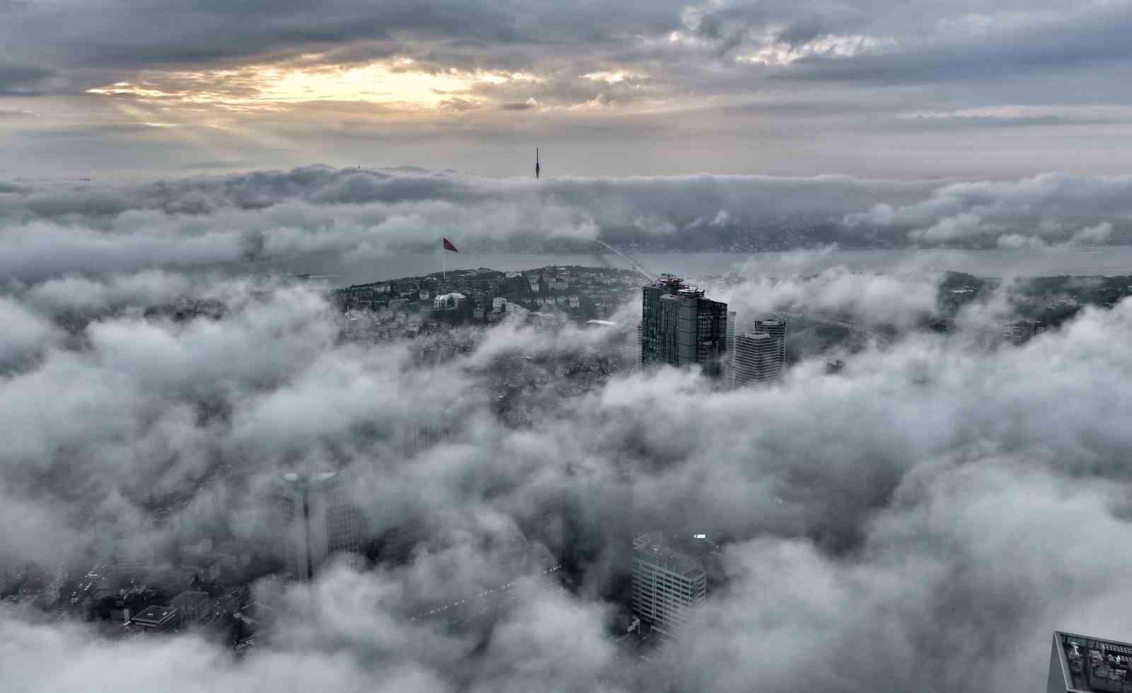 İstanbul sisle uyandı, mest eden görüntü havadan görüntülendi
