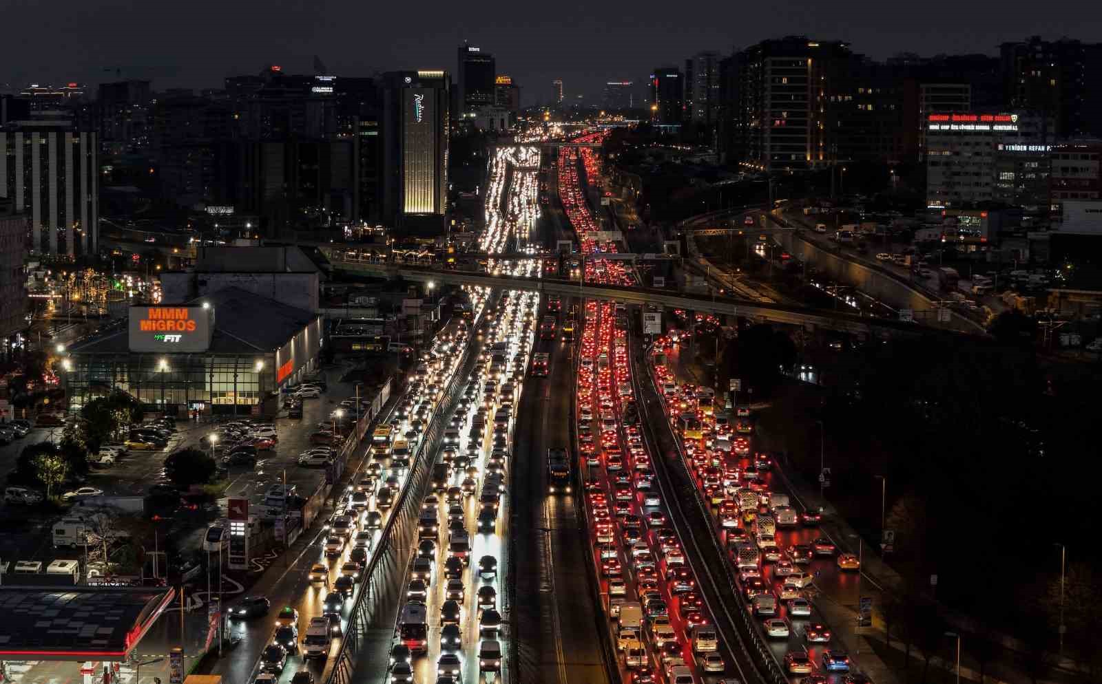İstanbul trafiği ’ara tatil’ dinlemedi
