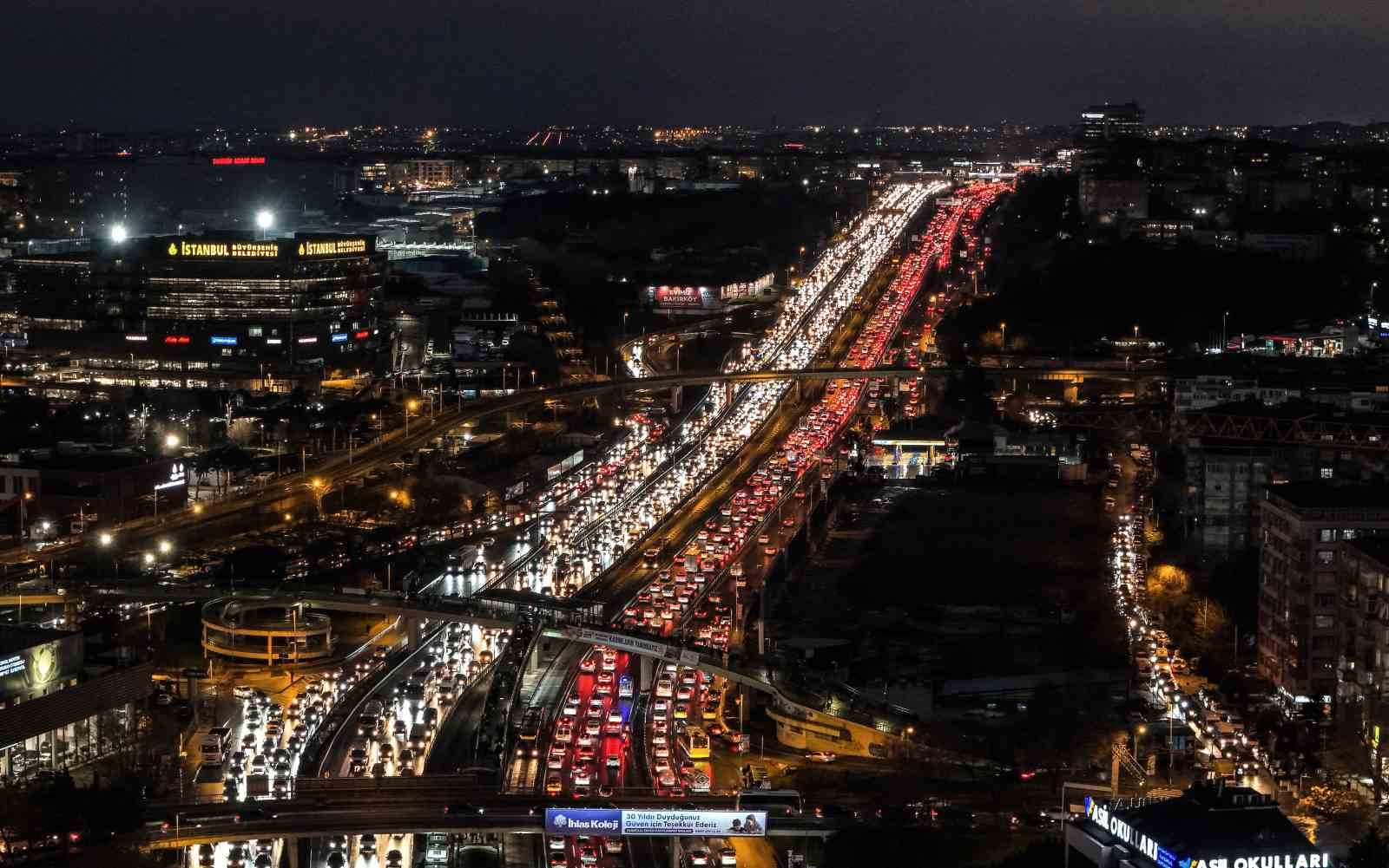İstanbul trafiği ’ara tatil’ dinlemedi
