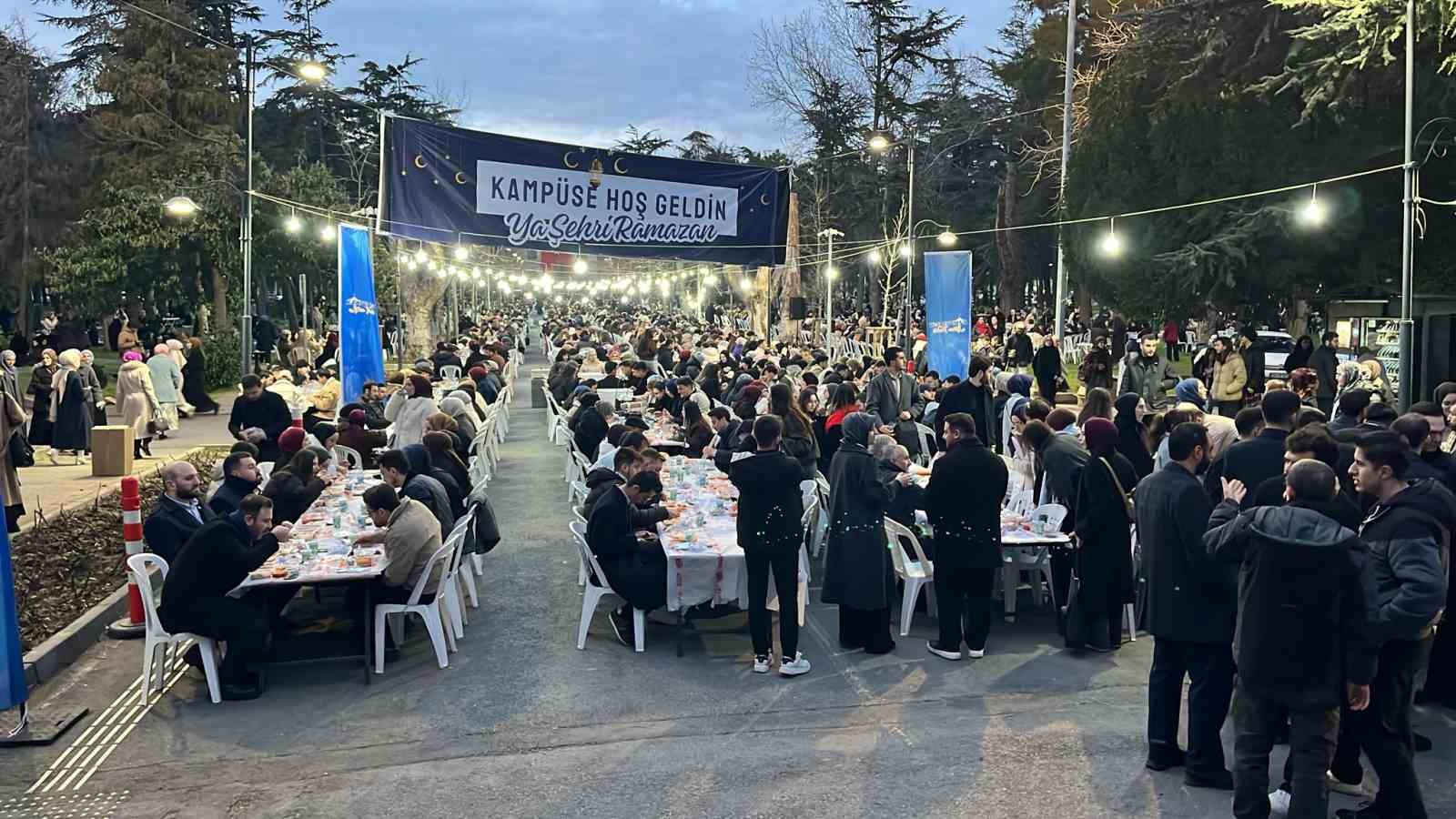 İstanbul Üniversitesi’nde düzenlenen iftara binlerce öğrenci katıldı
İstanbul Üniversitesi’nde düzenlenen iftara binlerce öğrenci katıldı
